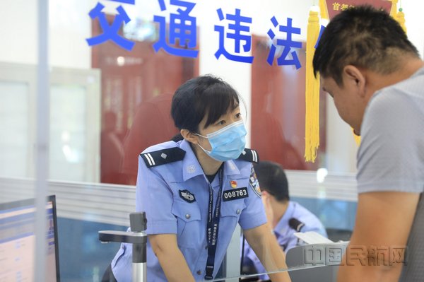 民警在航站楼为旅客办理车驾管业务（大兴机场供图）