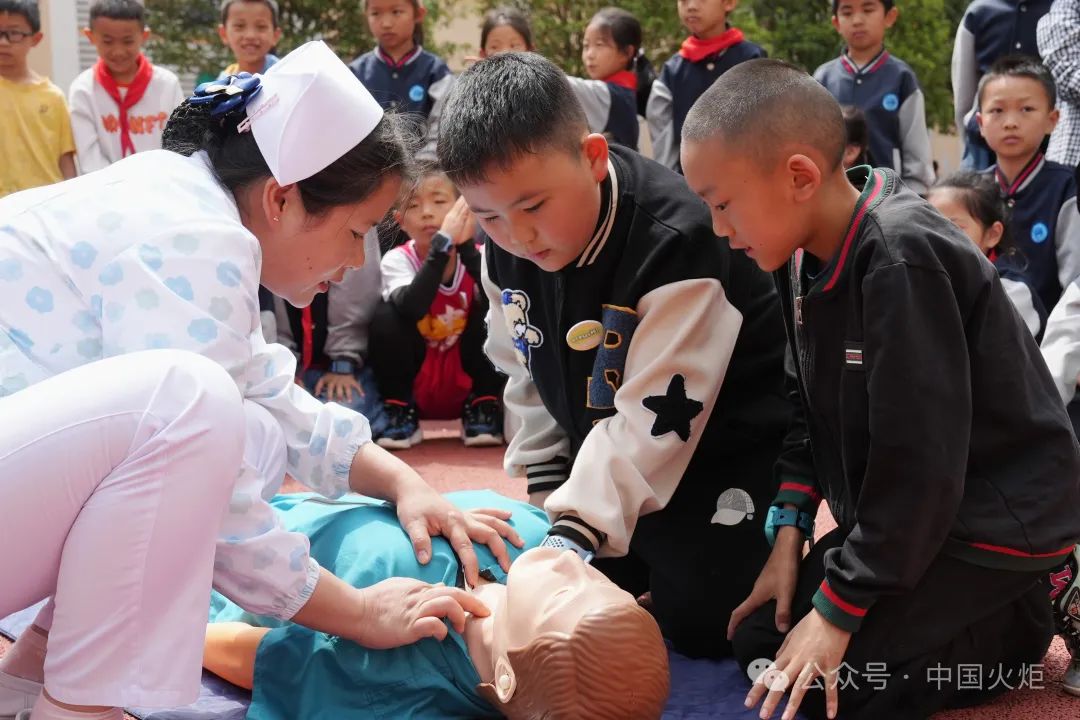 5月10日,盘州市关工委,盘州市教育局,盘州市义工联在盘州市第二小学