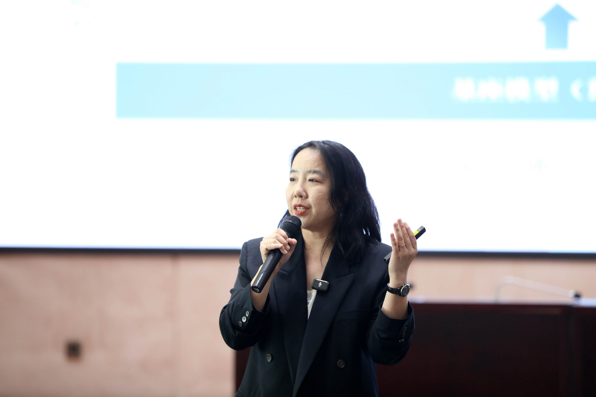 李智现场颁发三色智库专家聘书进一步推动数字化转型和业务创新"