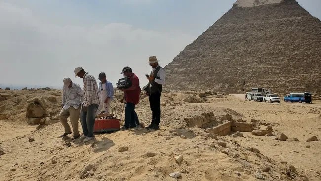 △考古人员在吉萨金字塔群进行探测工作