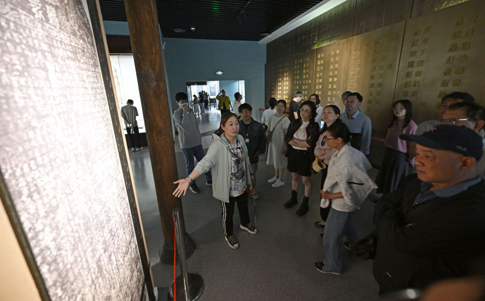 义务讲解员在宁夏博物馆为游客讲述文物故事(5月14日摄).