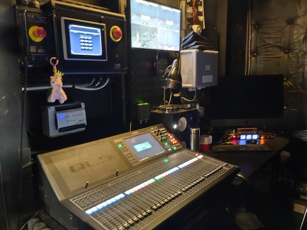 图说:大剧院舞台后方的音控室