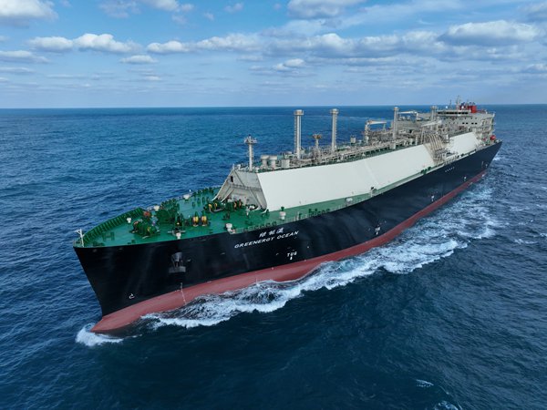 全球首艘第五代大型LNG船在沪交付 由沪东中华自主研发设计建造