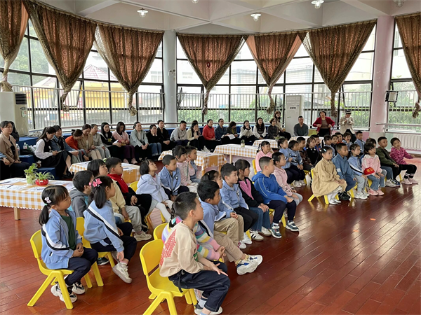 大家在传统文化典籍《寸草春晖》中感受家学智慧—"闲闲的陪伴,暗暗的