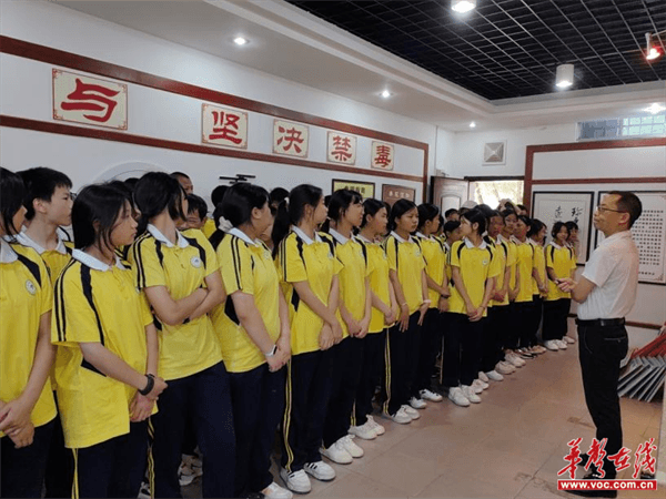 蓝山县民族中学组织参观禁毒教育基地