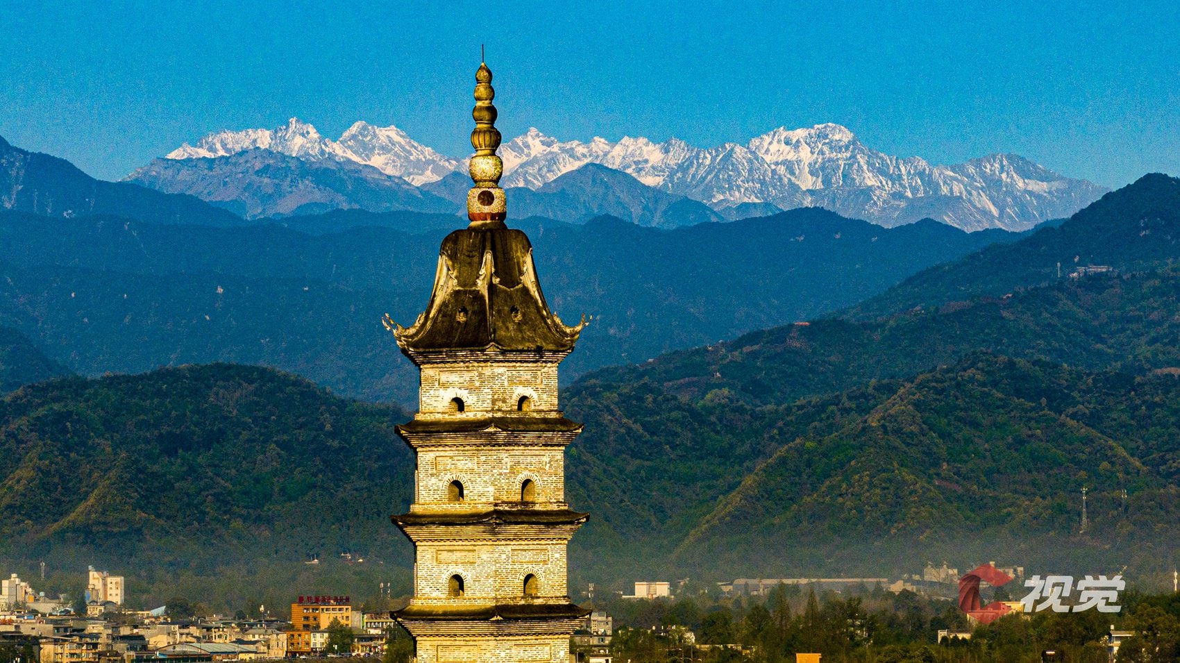 崇州怀远古镇回澜塔与雪山同框.