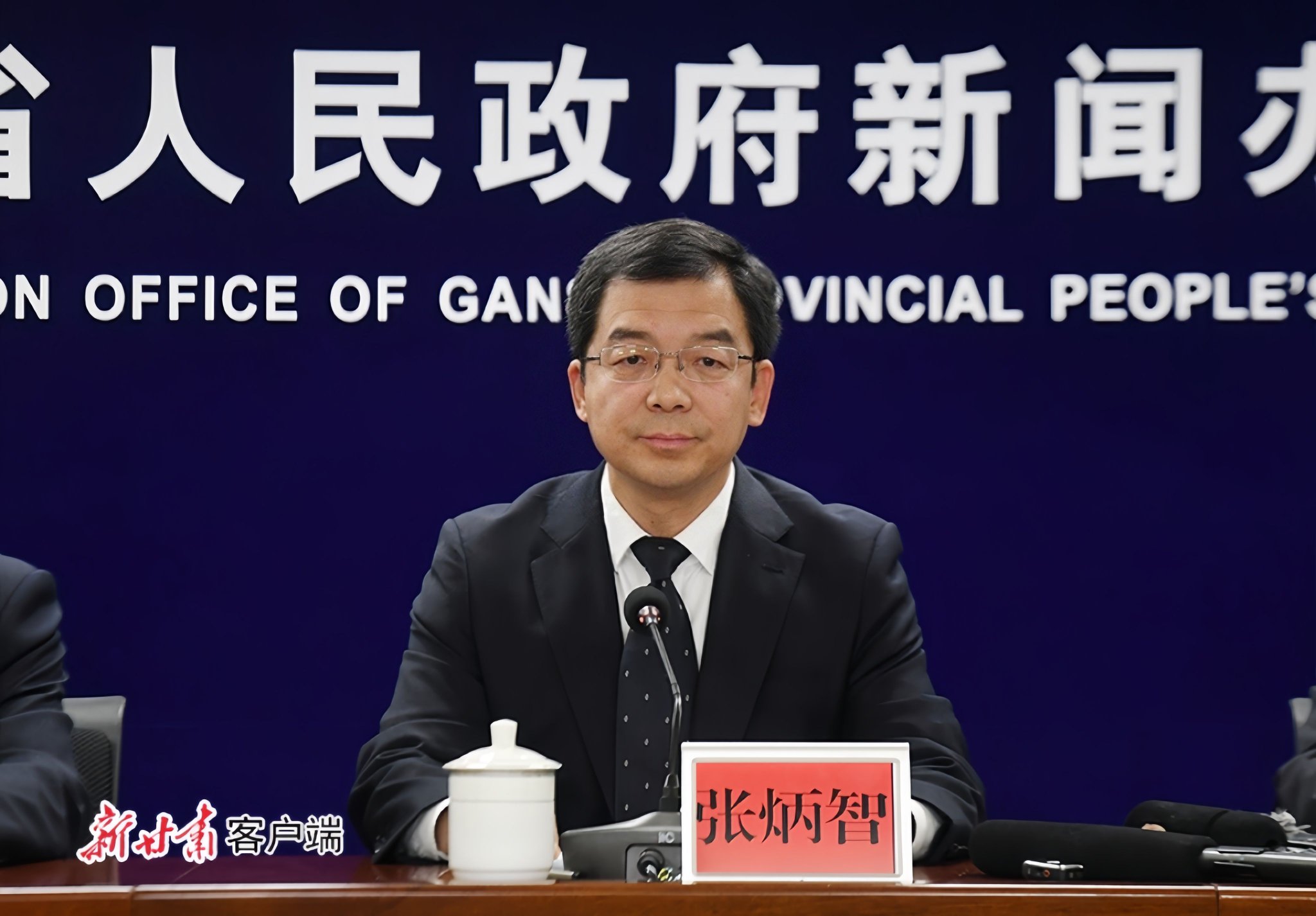 今天,我们很高兴邀请到兰州市委常委,副市长张炳智先生,请他为我们