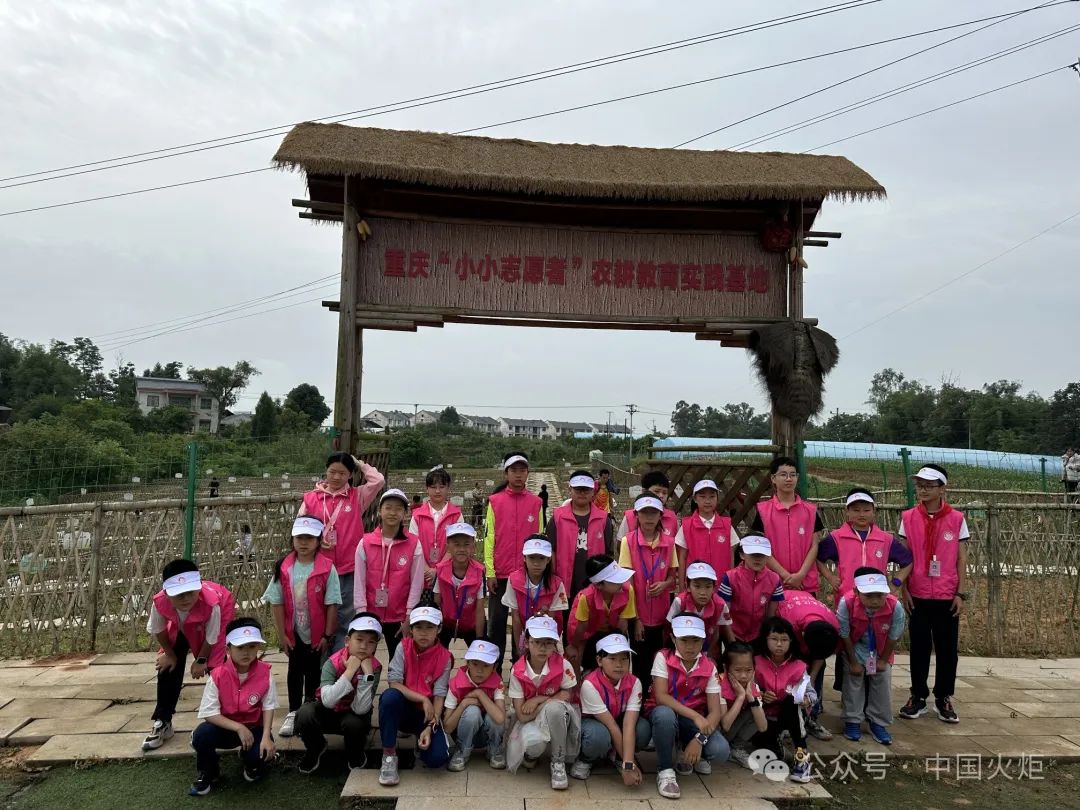 垫江县5月11日下午,垫江中学关工委举行2024年春期现场书画赛,小学部