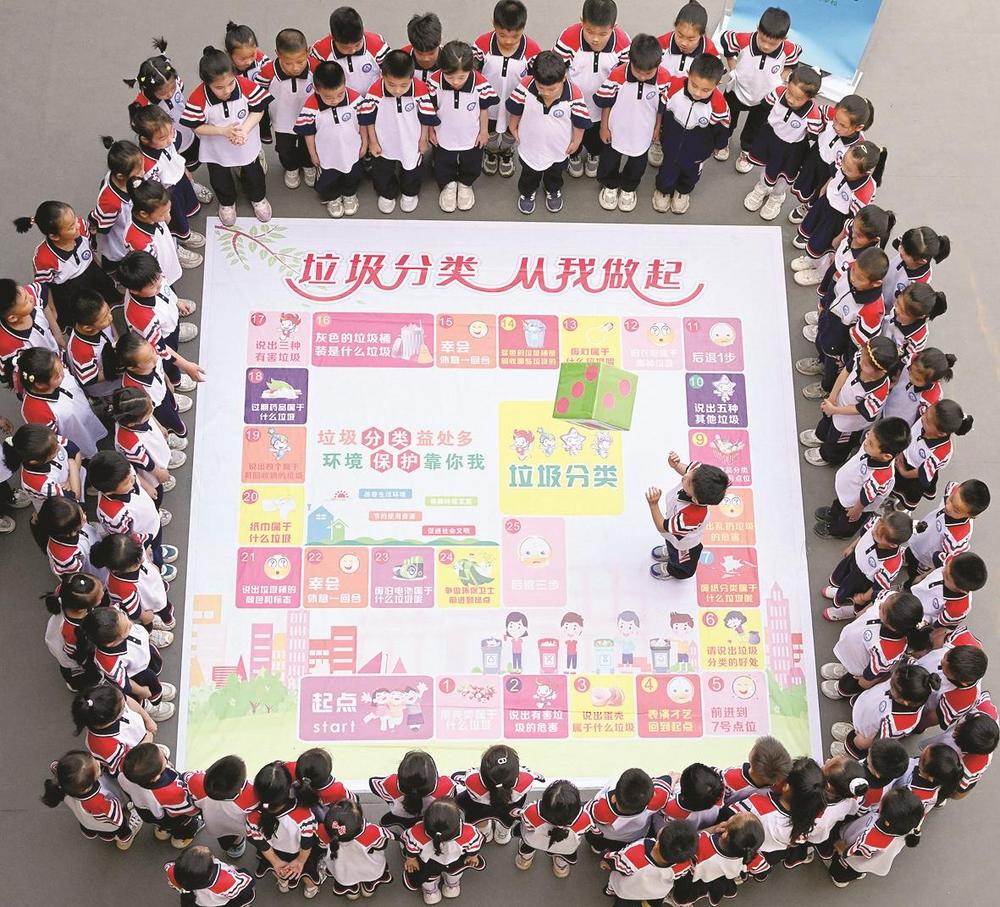 邯山区滏河学校开展"低碳生活伴我行"主题活动,学生们通过绘制手抄报