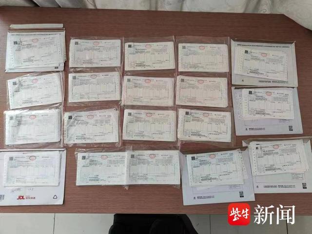 图为江苏公安机关查获的部分假发票图为民警在活动现场宣传安全防范