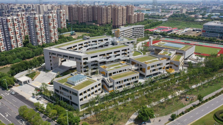 持续推进高中高质量发展——市教委主任周亚明做客2024上海"民生访谈"