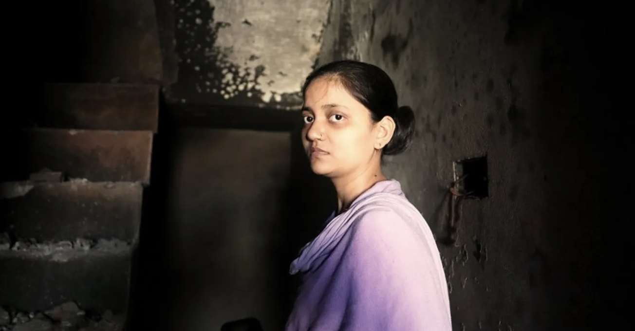 发现妻子尸体后,安舒和他的叔叔前往距家约半公里的警察局报警,并通知