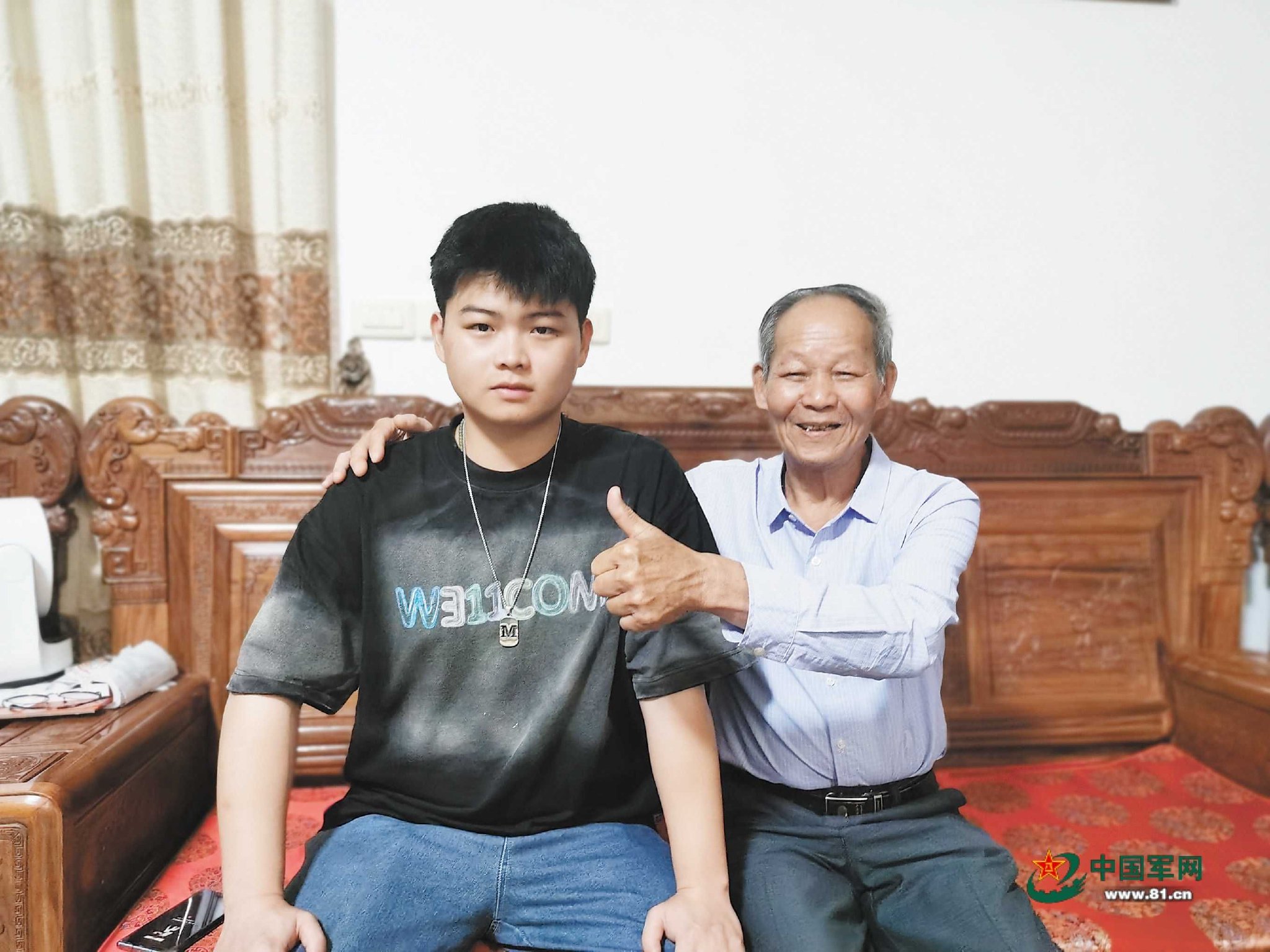 广东梅大高速事故现场,退役军人蔡炫达奋不顾身救人