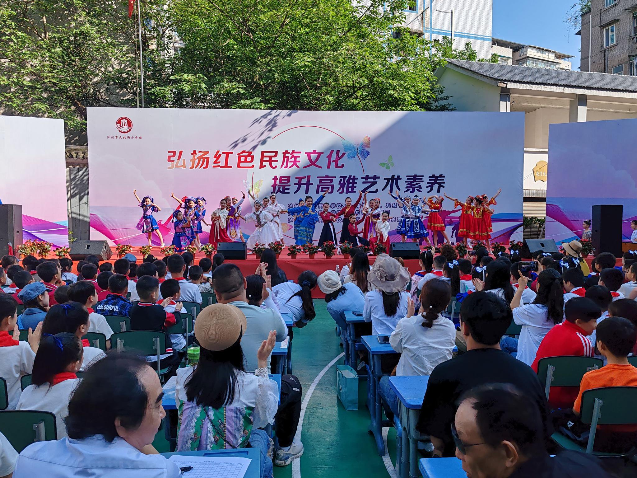 写着"用心呵护,快乐成长""我是科学小达人"字样的彩色气球拱门,整齐