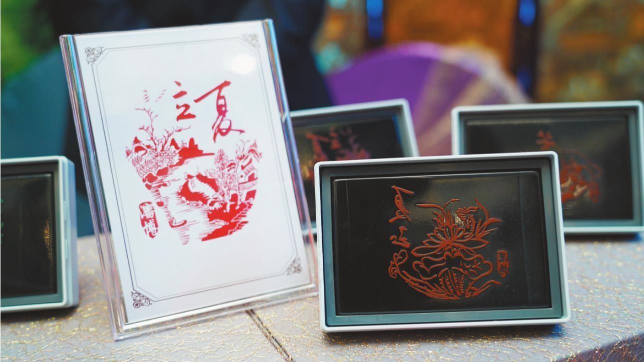 取自明清时期青花瓷文物纹样的24枚印章的图案代表了24个节气,个个