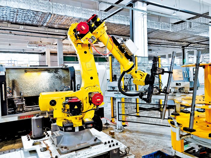 华海保险承保的山东某汽车配件制造企业,机械手正在作业.