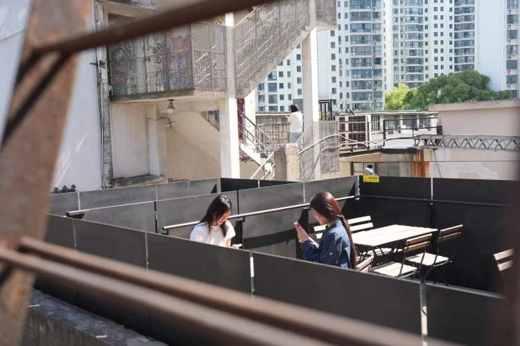 当水塔遇见咖啡馆,烟囱牵手非遗展陈…… m50园区内"家底"老建筑焕新