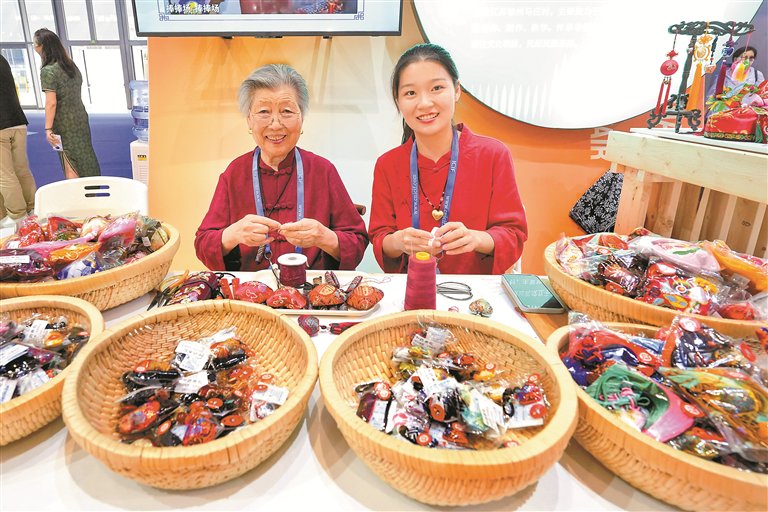 记者探秘文博会江苏展区 千年香包华美汉服尽显非遗之魅