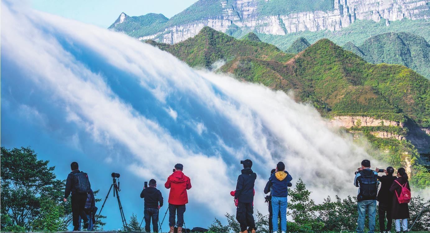 5月13日，重庆市南川区金佛山东麓出现云瀑景观，蒸腾的云雾顺着山势飞流而下，吸引众多游客前来观瀑打卡。新华社发