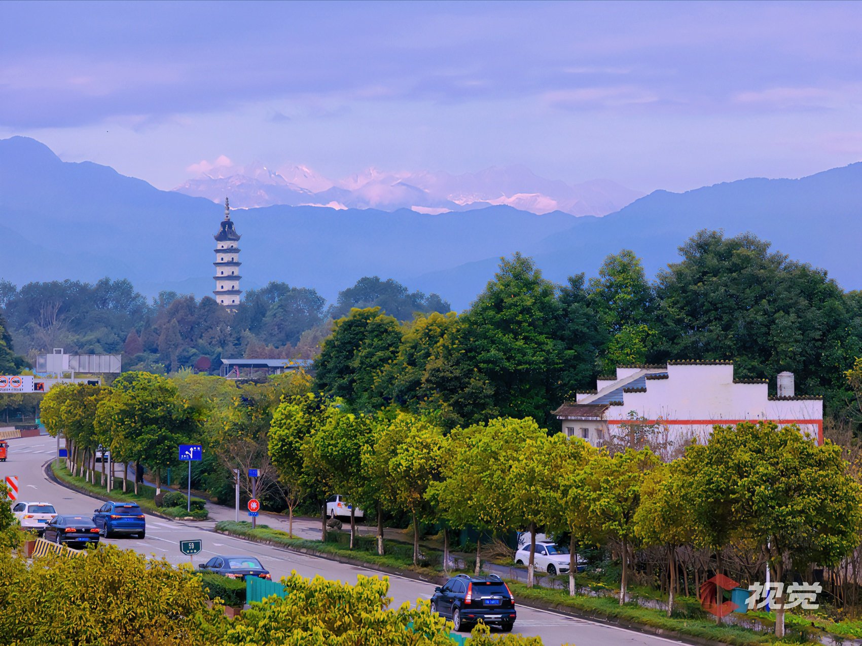 c视觉摄影师 马丽崇州怀远古镇回澜塔与雪山同框.