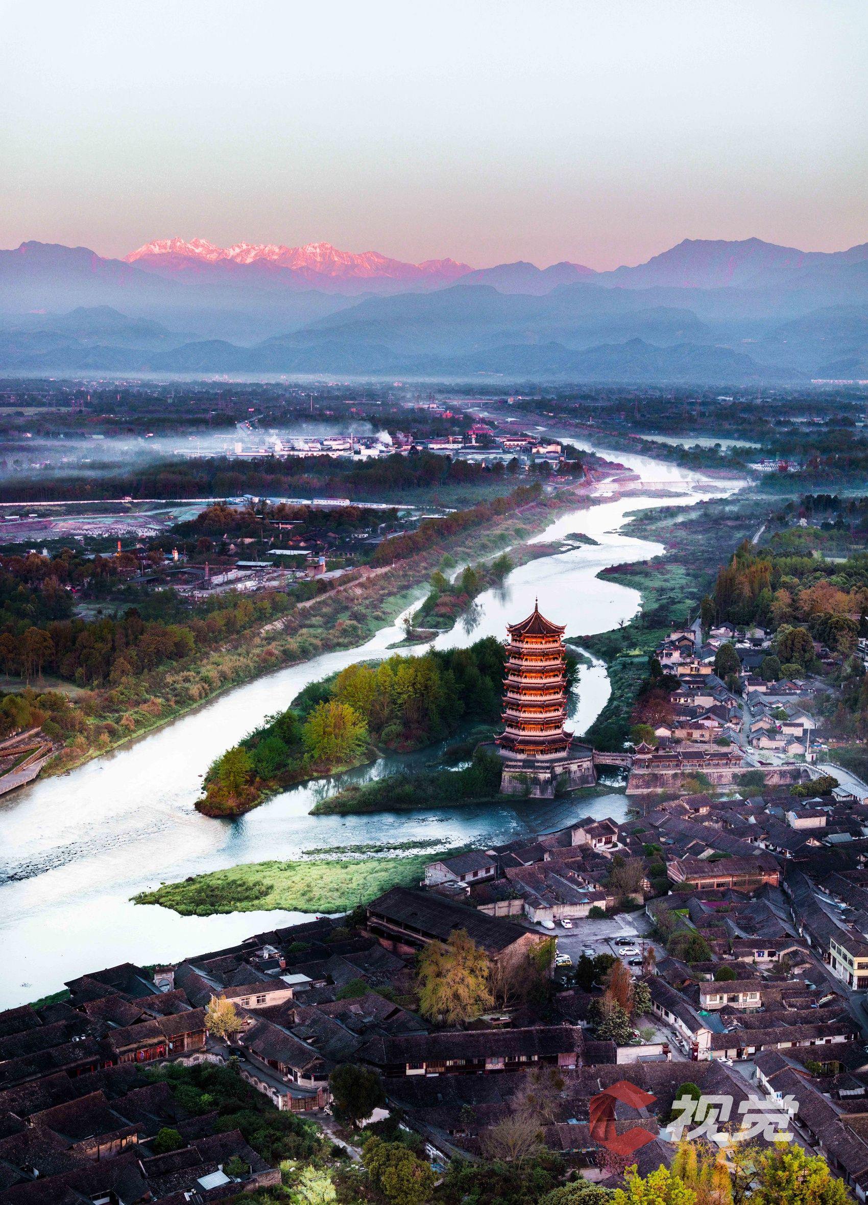 c视觉摄影师 朱志宏崇州怀远古镇回澜塔与雪山同框.