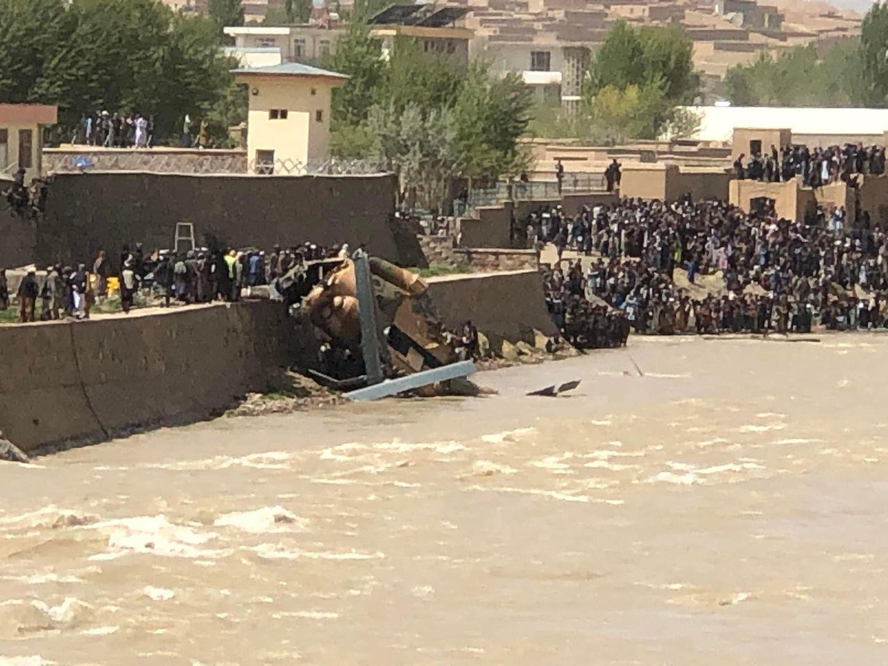 阿富汗一军用直升机坠毁 致1死12伤