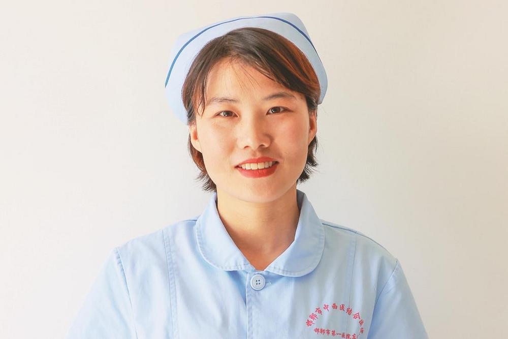 本报记者 杨潇"一袭白衣,一顶燕尾帽是青春最靓丽的颜色.