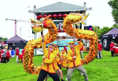 捷克青少年带来舞龙表演.杨艺明摄/光明图片中国龙舟代表队比赛现场.
