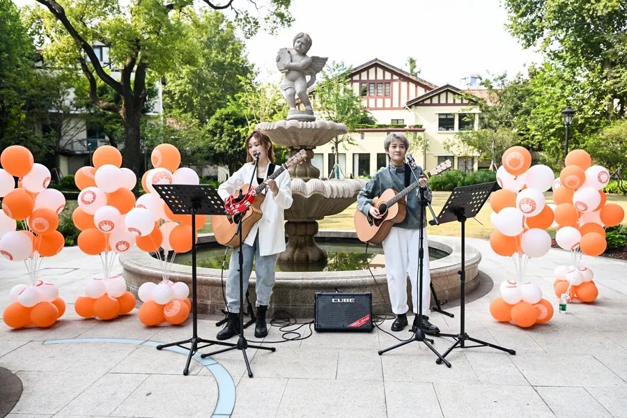 2023年复兴艺术节期间,徐汇区在丽波花园举行音乐快闪"建筑是人与历史