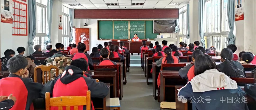 5月13日,盈江县关工委到苏典乡茅草村开展农村家长学校骨干"双语"培训