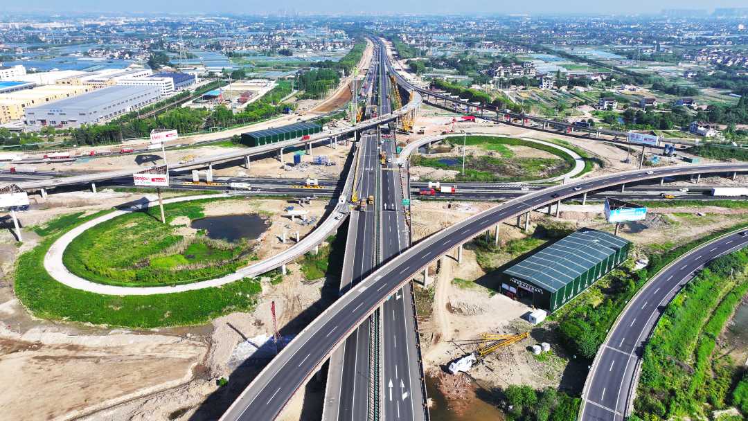 5月15日,江苏省常熟市,沪武高速g4221董浜枢纽m匝道上跨沪武桥梁拆除.