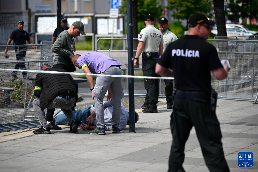   5月15日，在斯洛伐克特伦钦地区汉德洛瓦，一名男子在斯洛伐克总理遭枪击现场被捕。新华社/斯洛伐克通讯社