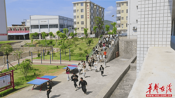 郴州市南强镇初级中学开展"防震减灾"应急疏散演练