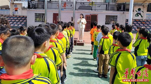 "模拟逃生筑防线 实战演练显成效" 幸福路小学举行防震减灾安全逃生