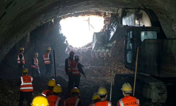 沈白高铁东山长大隧道透"亮"了