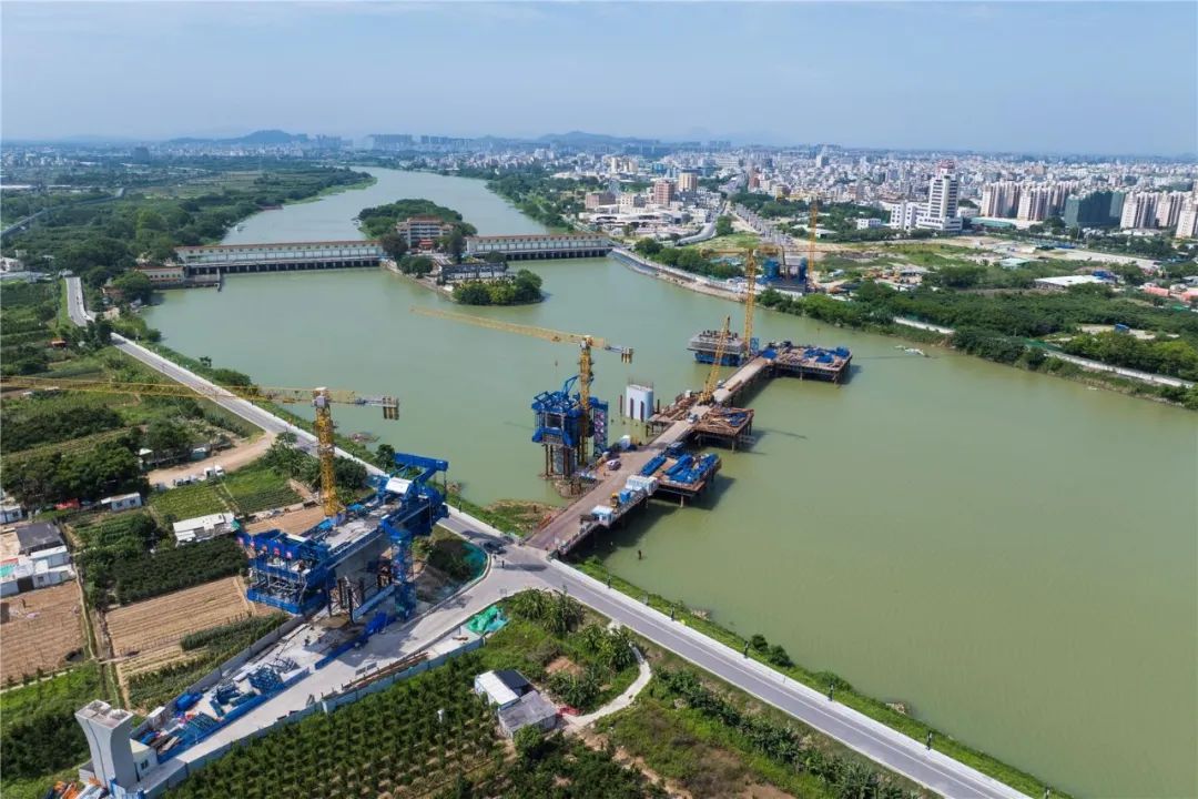 粤东城际铁路跨新津河大桥施工正酣
