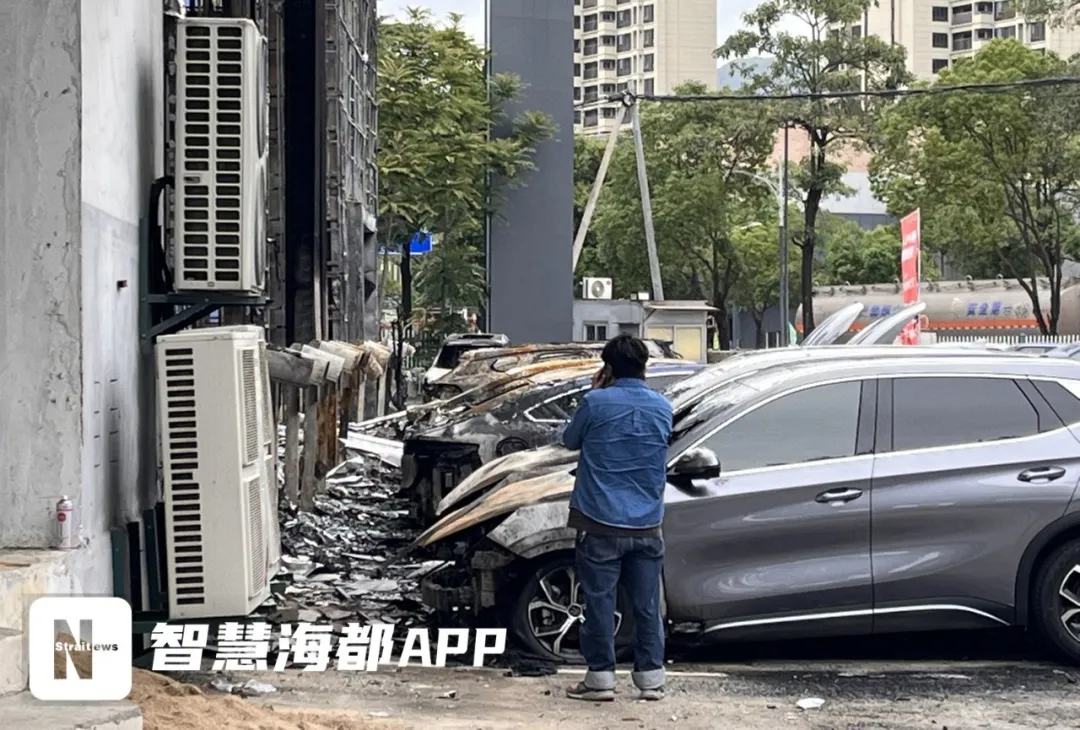 停在门店外围的私家车出现不同程度受损。图片来源：海峡都市报