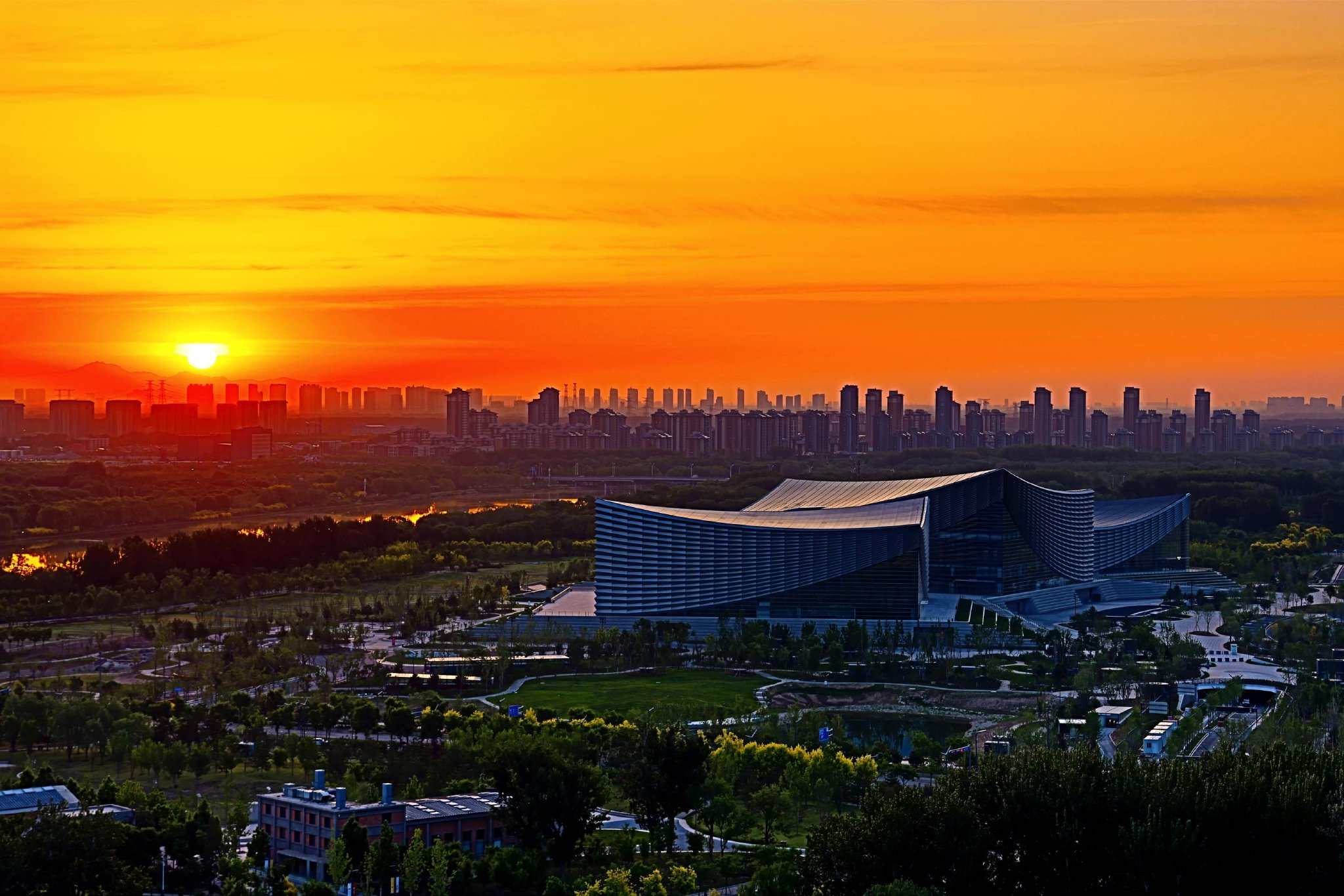 北京艺术中心在霞光中,显得格外美丽.黎振平摄