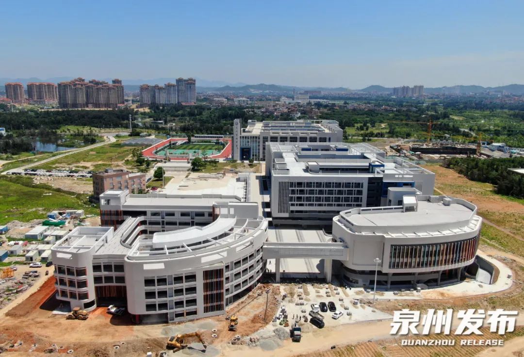 在专业设置上,泉州市圆典艺术职业技术学校主要以文化艺术为办学特色
