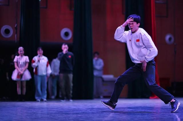 中国国家霹雳舞队队员曾莹莹展示舞蹈动作。视觉中国 资料图