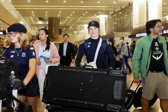 5月13日，夏洛特·沃辛顿抵达上海。图片来源：澎湃新闻