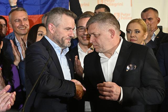 △今年4月7日，佩列格里尼（左）在总统竞选结束后与总理菲佐握手。