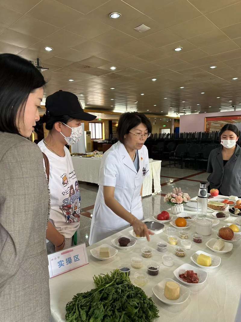 在实操区，营养师正在教市民如何制作营养健康的食品。北京妇产医院供图