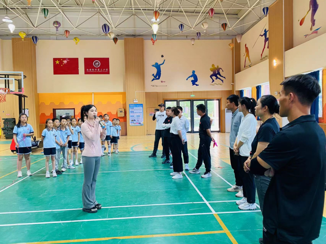 未央区红旗小学体育老师指导经开三小"三跳"项目活动纪实