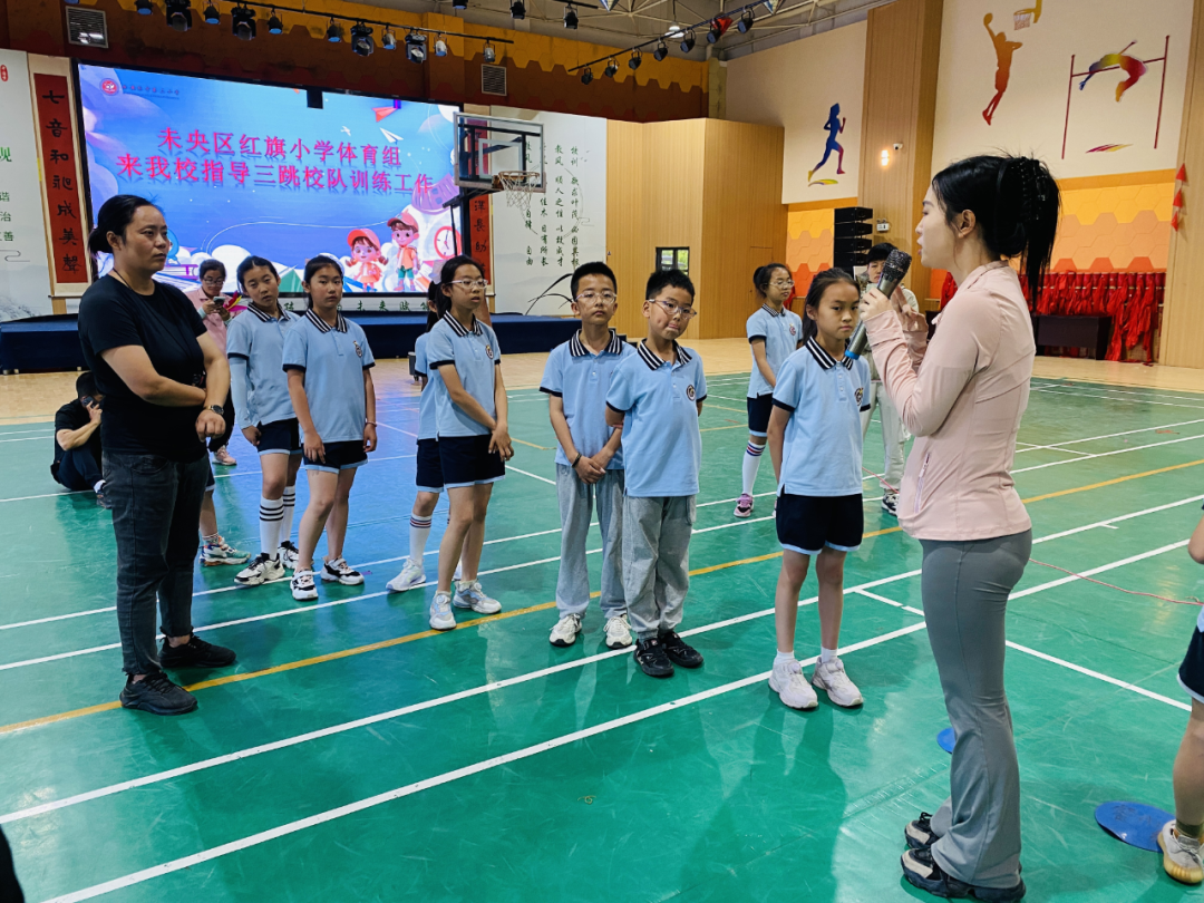 未央区红旗小学体育老师指导经开三小"三跳"项目活动纪实