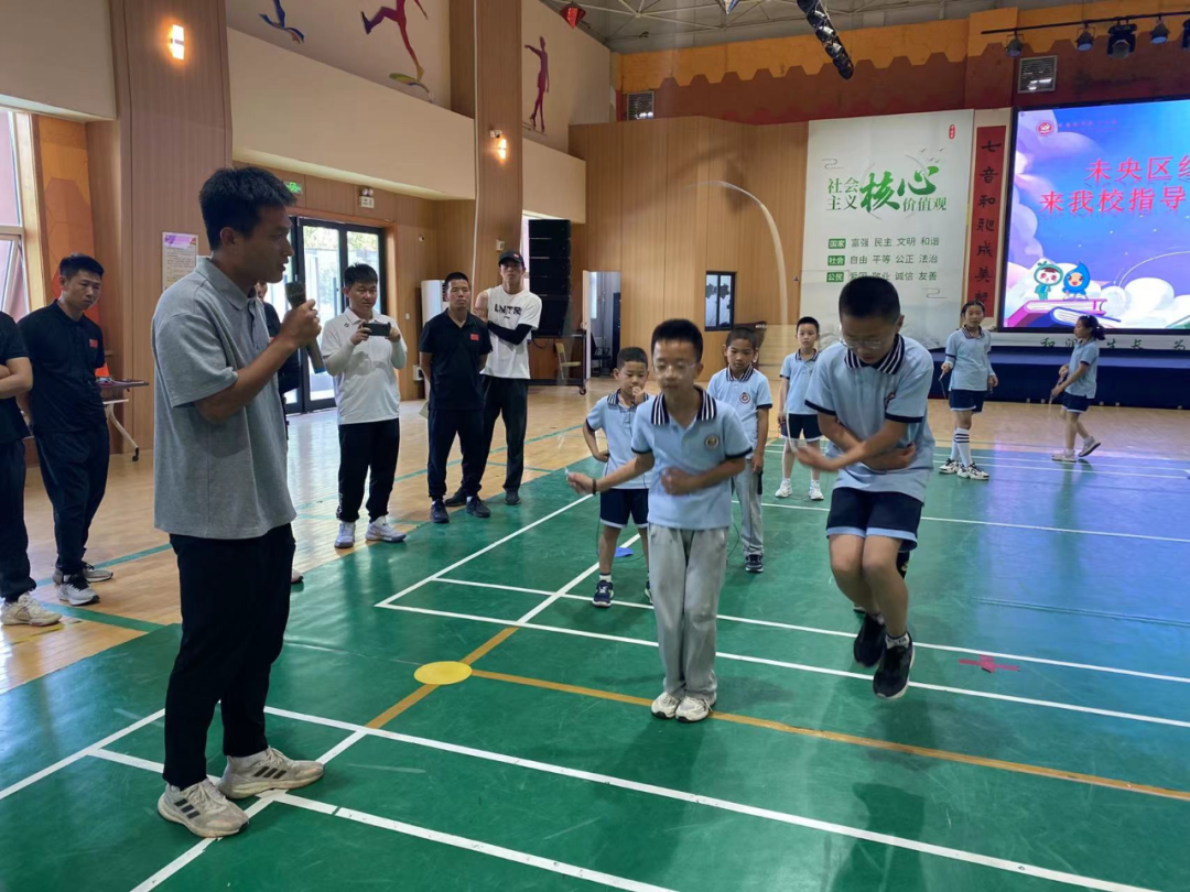 未央区红旗小学体育老师指导经开三小"三跳"项目活动纪实