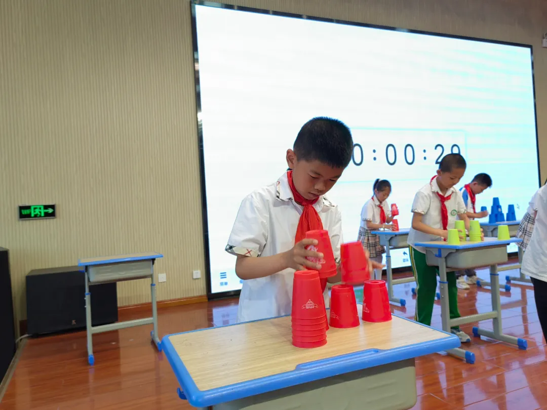 飞叠杯在选手们的手中快速翻转,令人眼花缭乱.