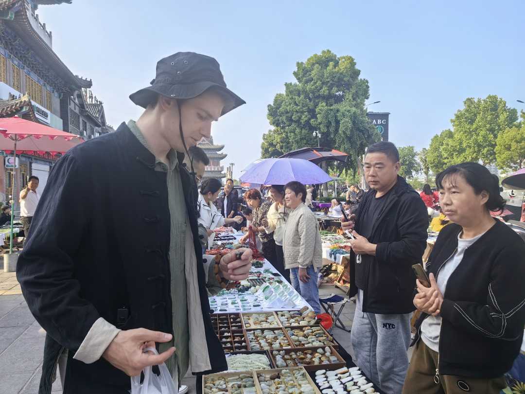 石佛寺早早市玉雕市场人头攒动,热闹非凡.胡少佳摄