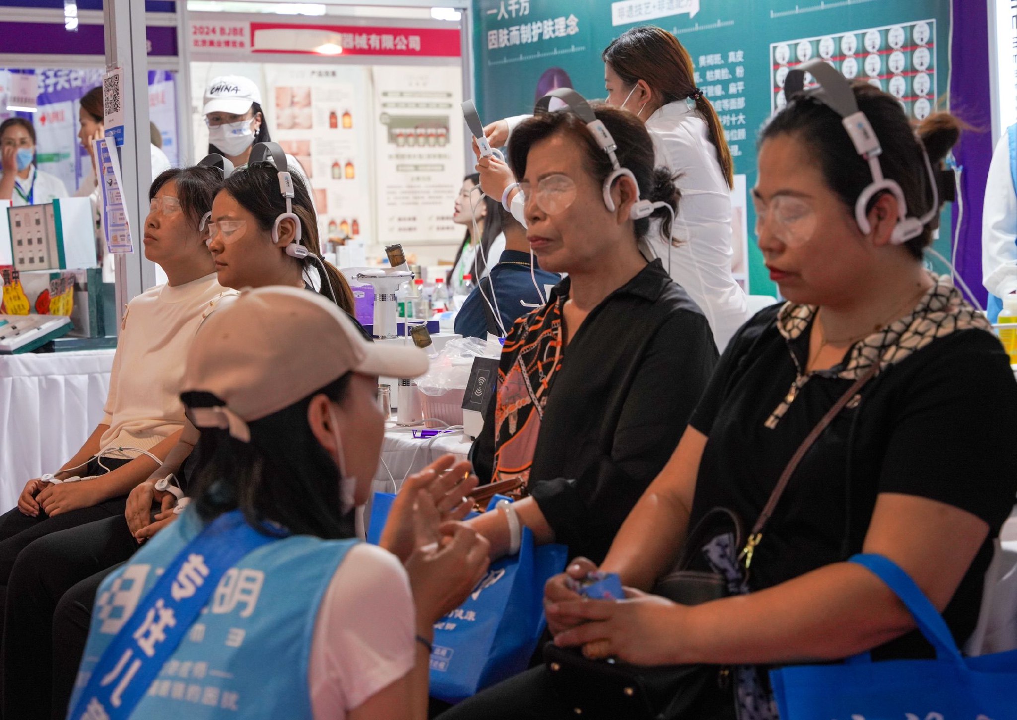 观众进行现场体验.