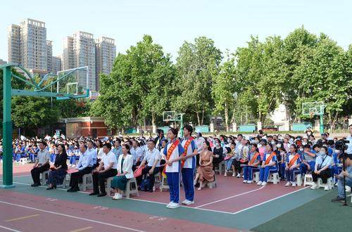 中原区教育局党组成员,副局长赵晓燕,桐柏一中教育集团校长胡啸以及